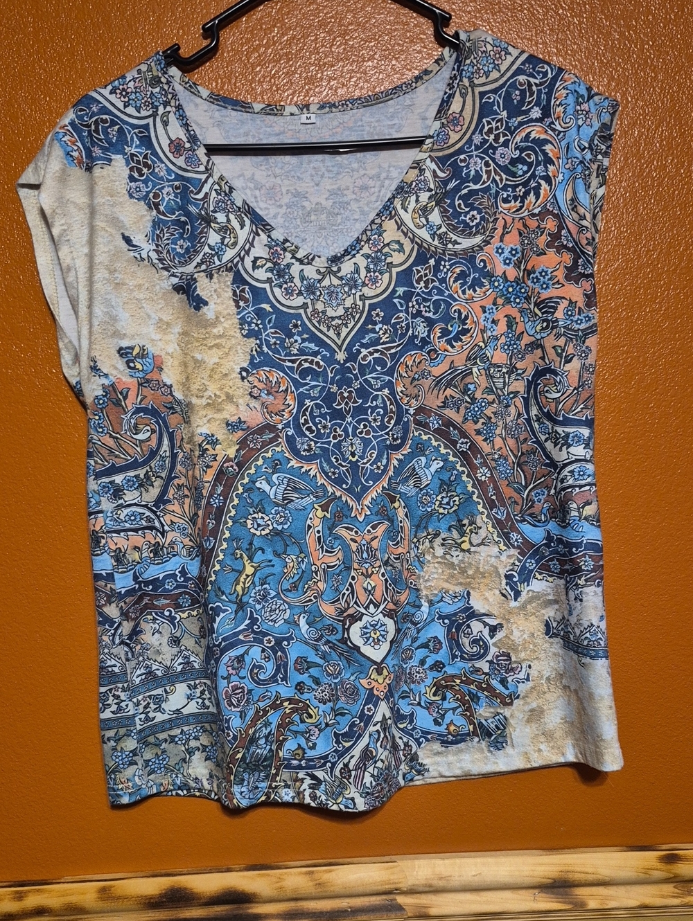 Source Unknown Blue & Peach Paisley V-Neck Tee